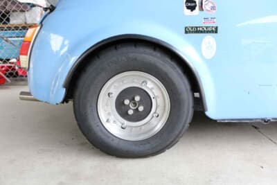 フィアット 500R：タイヤは前後ともアドバンA032R。ホイールはレイズ製の10インチだ