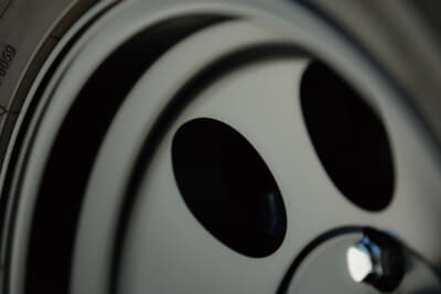 JIMLINE TYPE2：イマドキのコンケーブを流行る前から採用するフェイス面には、最大の特徴である“レンコン”と呼ばれるサークルホール×8個を配置