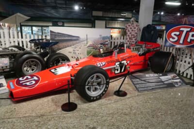 1969年 ゲルハルト 69 “57号車 ジ・アート・ポラード／STPカー by カール・ウィリアムス”：1968年のインディ500に投入されたロータス56をコピーし、1969年に製作されたマシンです。禁止されたガスタービンが内燃エンジンに、4輪駆動が後輪駆動に換装されています