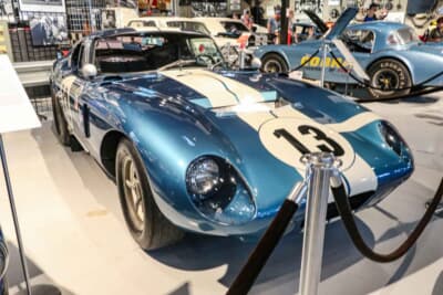 1964年 シェルビー コブラ デイトナ クーペ CSX 2299:コブラのロードスターは空気抵抗が大きいことが弱点でした。そこで空気抵抗を低減するクーペモデルとして開発されたのがデイトナ クーペです。デビュー戦となった1964年のル・マン24時間ではGTクラスで優勝し、総合4位入賞を果たしています