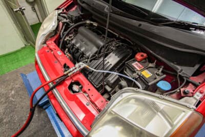 古い車や長い距離無交換の場合は、一気に全量交換するとスラッジが細部に詰まる可能性があるため、少しずつ交換する。汚れの溶解を見ながら数回に分けて交換するのがベスト