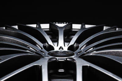 HOMURA 2×15R：スポークの断面ラインからは直線的要素を排除し、すべてを滑らかな曲線によって構成。柔らかな高級感が備わるコンケーブ形状だ