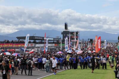 ピットウォークは大人気コンテンツ