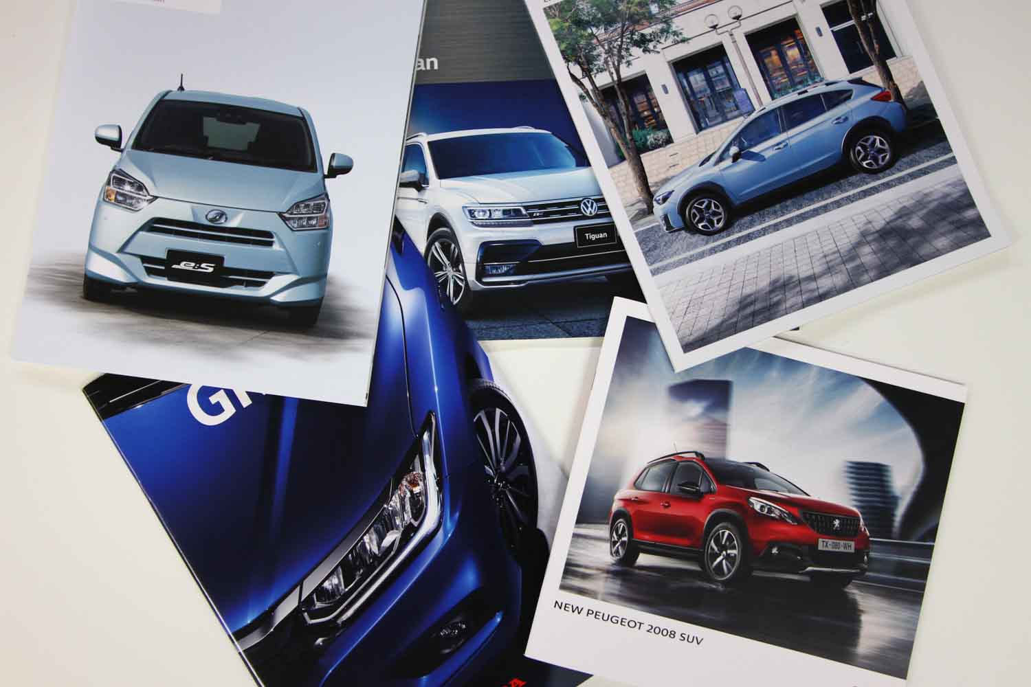 紙の自動車カタログはもう終わり？スペックや価格などの情報を得るだけ