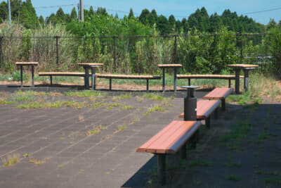 日よけがないのは残念だが、ベンチが多く設置されている