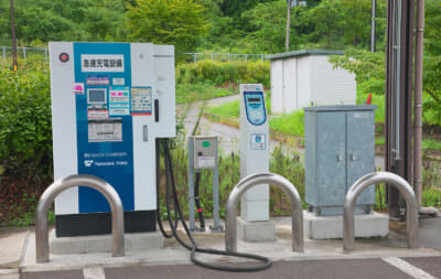 50kWの急速充電器が1台設置されている