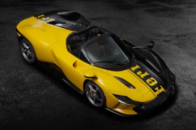 フェラーリ・デイトナ SP3 テーラーメイド：搭載する6.5L V12パワーは829psを発揮。7速DCTと組み合わせる