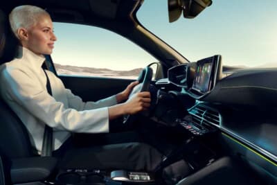 プジョー2008GTハイブリッド：視線移動を最小限に抑える目の高さに設定の3Dヘッドアップインストルメントパネルを採用