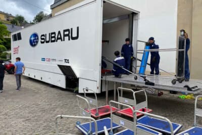 レース翌朝も疲れ知らずで撤収作業に勤しむSTIのみなさん