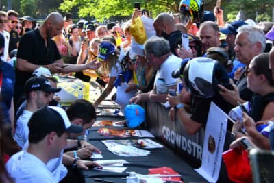 お目当てのドライバーにサインを貰おうと押し寄せるファンのみなさん。日本のように列に並ぶ習慣がありませんので人で溢れます