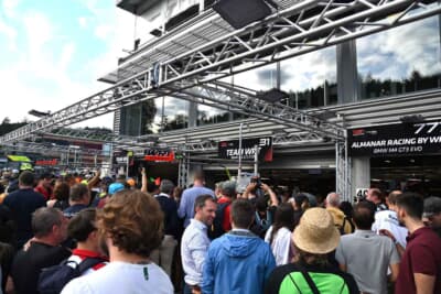 ヴァレンティーノ・ロッシのピットは、もはや本人がまったく見えません