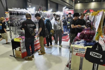 TONEブースでは、3割、4割引きは当たり前のイベント特価で工具を販売。8割引きのバーゲンプライス商品もある。宝探しのようで楽しい