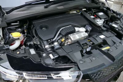 アルファ ロメオ ジュニア：試乗車はハイブリッドの「Ibrida（イブリダ）コア」で、1199ccの直列3気筒DOHCターボ（100kW／230Nm）とフロントモーター（16kW／51Nm）を搭載。これに6速デュアルクラッチを組み合わせた、いわゆるマイルドハイブリッド