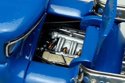 直噴300SLガルウィング/W198エンジンは実車同様にフロントアクスルのすぐ上に、つまり、運転席後部に搭載された。しかも、300SLガルウィング/W198オリジナルの3L 直列6気筒の出力は、今後の過酷な作業を考慮して、215ps/5.800rpmから192ps/5.500rpmに抑えられた