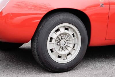 フィアット アバルト 750GT ザガート:13インチのカンパニューロのホイールに、ミシュランXAS FFというクラシックタイヤをチョイス。サイズは145幅だ