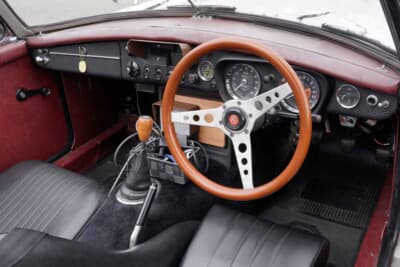 MG「B」:センター部分には、「線踏み」競技用の計測機器を装備したインパネ。ウッドステアリングはMOMO製「モンツァ」