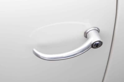 シアタ アミカ：ドアハンドルも美しくデザインされている