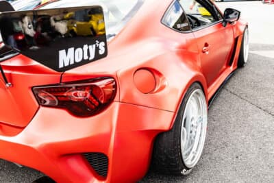 トヨタ 86：エアロパーツは、ロケットバニーをベースに自身で加工して装着