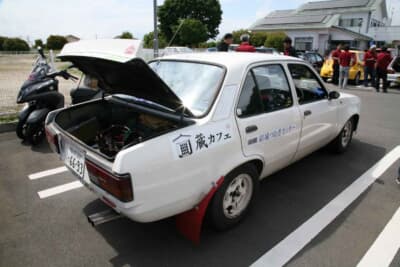 いすゞ ジェミニZZ/R：ジェミニの白いボディには「結城つむぎセンター」と「蔵カフェ」のロゴパネルが貼られている。さながら「紺屋の白袴」を彷彿とさせるかのように、でしゃばることなく鎮座しつつ周囲からの注目を集めていた