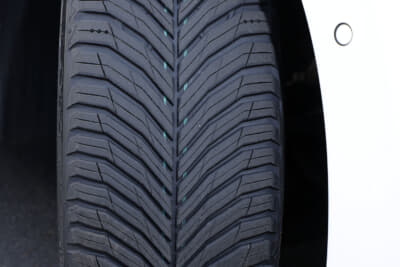 クロスクライメイト3：サイズの異なるブロックを最適配置。静粛性を高める。溝はU字になっているので摩耗しても排水性能の落ち幅が小さい