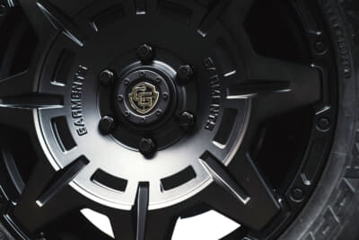 weds クロスオーバーガーメンツスタイルM：大きくダイナミックにコンケイブを描くフェイスの立体感はバツグン。スクエアなディンプルやセンターのレリーフ文字も映え度満点だ