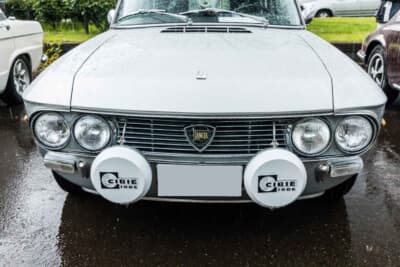 ランチア フルヴィア クーペ：ラリーを意識したフォグランプが装着されている