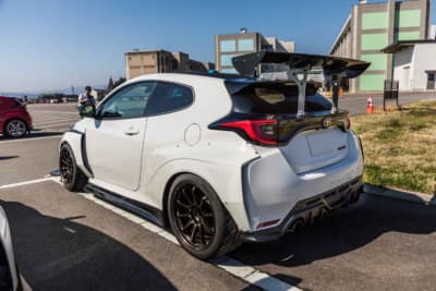 トヨタ GRヤリス：前後のオーバーフェンダーはホイールアーチ内の空気を抜くために多数のスリットが入る構造になっている