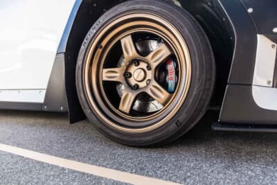 トヨタ GRヤリス：ホイールは、RAYS VR.G21。サイズは18×9.5J インセット0。これにフロント15mm、リア30mmのスペーサーを併用しています。タイヤは街乗り用としてブリヂストン「レグノ」の265/35R18サイズを装着