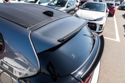 トヨタ GRヤリス:TRD製のルーフスポイラーを装着