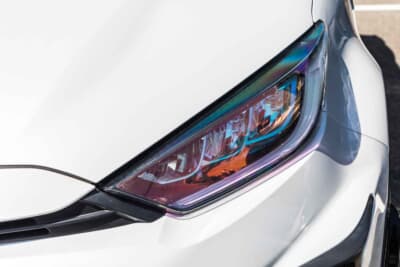 トヨタ GRヤリス:ヘッドライトはノーマルながら特殊なフィルムを貼ることで、見る角度によって七色に輝く仕組みとなっている