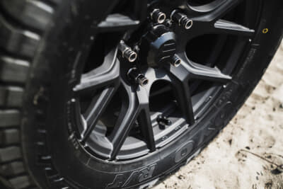 MUD VANCE SD：リムオーバー形状となるスポーク先端からセンターへ向けて落とし込むダイナミックな造形。エッジ感も強く躍動的だ