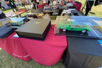 オークションは、トヨタ2000GTの試作車についていたヘッドカバーのレプリカや、ベントレーの重さ30kgという本など、バラエティ豊かでした