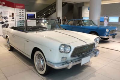 プリンス スカイライン コンバーチブル(手前)とスカイラインスポーツ クーペ