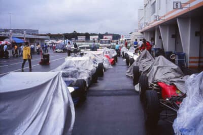 雨でカバーが被された参加車両
