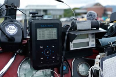 ダッシュボードに装着されたこのボックスは、区間タイムを打ち込みカウントダウンしてくれる計測器だ