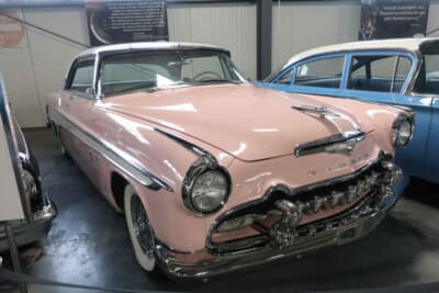 1955年 クライスラー デソート ファイアーフライト スポーツマン ハードトップ：クライスラーのデソト部門がリリースしたプレミアム・フルサイズカー。全長5.5mを超える巨体だが、5.3〜5.6LのV8エンジンで十分なパフォーマンスを発揮した