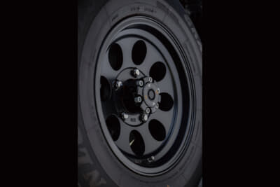 JIMLINE TYPE2:レンコン穴やコンケーブを採用した深リムデザイン。そして段付きリムといったディティールをシンプルにまとめる