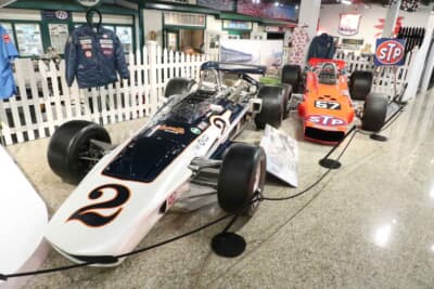 1971年 イーグル 71 “2号車 ガーニー・イーグル カー by ボビー・アンサー”：アル・アンサーSr.の兄、ボビー・アンサーが1971年にドライブしたイーグル71です。インディ500では予選3番手からトップを快走しましたが、リタイアに終わりました