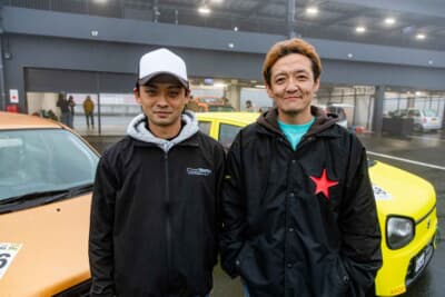 高杉さん（右）と大内さん（左）。気軽でありながら本格的な軽自動車レースである東北660選手権を、ドライバーとしても楽しんでいる