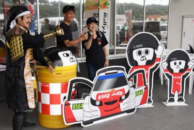 スカベンジャーラリーの参加者は、岡崎市でグレート家康公「葵」武将隊のグリーティングも受け、一緒に写真撮影も