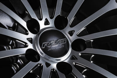 HOMURA 2×15R：センターにリブ状のディテールを施し、平坦になりがちな造形に動きと変化を演出。回転時にはこのリブが光を受け、表情が変わる