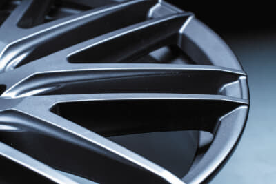 エッジの効いたスポークをリムと同化させる際に行う先端裏のアンダーカットは、立体感に加え、重量面に及ぼす貢献度も見逃せない