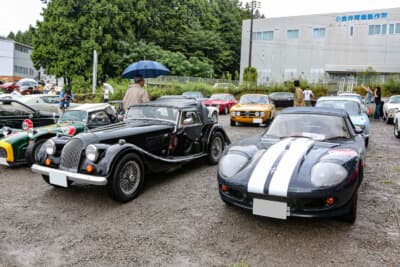 モーガン4/4（左）、マーコス マンチューラ（右）