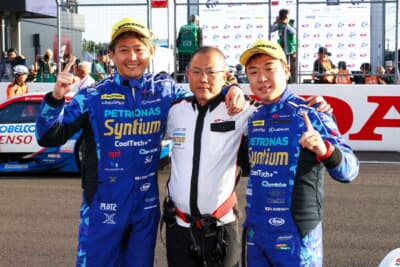 左から、今季初優勝したSyntium LMcorsa LC500 GT60号車の吉本大樹選手、 俣野俊典監督、河野駿佑選手