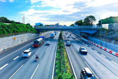 急ぐ旅ではなく、比較的のんびりと一定の速度をキープしながら走り続けたいならば、乗用車や軽自動車でも積極的に第一通行レーンを走るのは良い選択だ