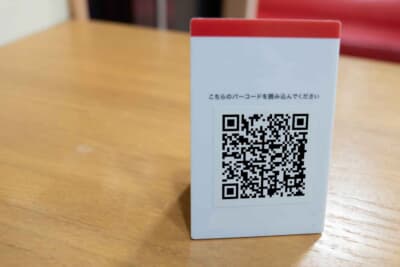 QRコードで得られる情報も便利ですが、あの紙の質感やインクの匂いとともに広がる「想像の余白」は、何ものにも代えがたい