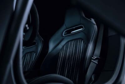 マセラティMCプーラ:未来的なスポーティデザインのドライバーズシート