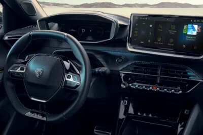 プジョー2008GTハイブリッド：新採用の高精細大型10インチスクリーンと小径ステアリング