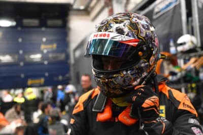 ニュル用のヘルメットには仲間の写真がちりばめられています