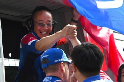 完走を喜ぶSTI沢田監督とスタッフ